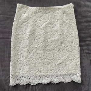H&M lace skirt. Fits like a US size‎ 8